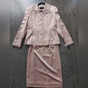 Dana Buchman silk embroidered skirt suit set. Size 6 Peachy pink